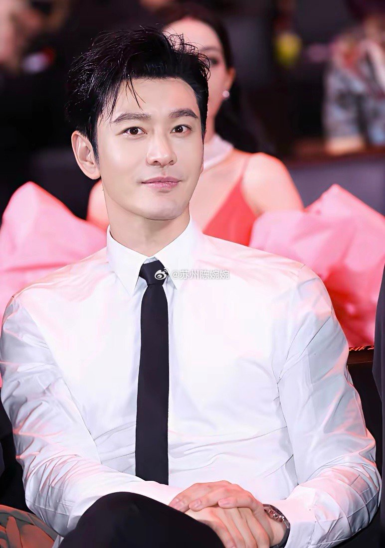 大家有没有觉得黄晓明变了不是变老了，也不是变丑了，而是他离婚后审美变了，以前他的