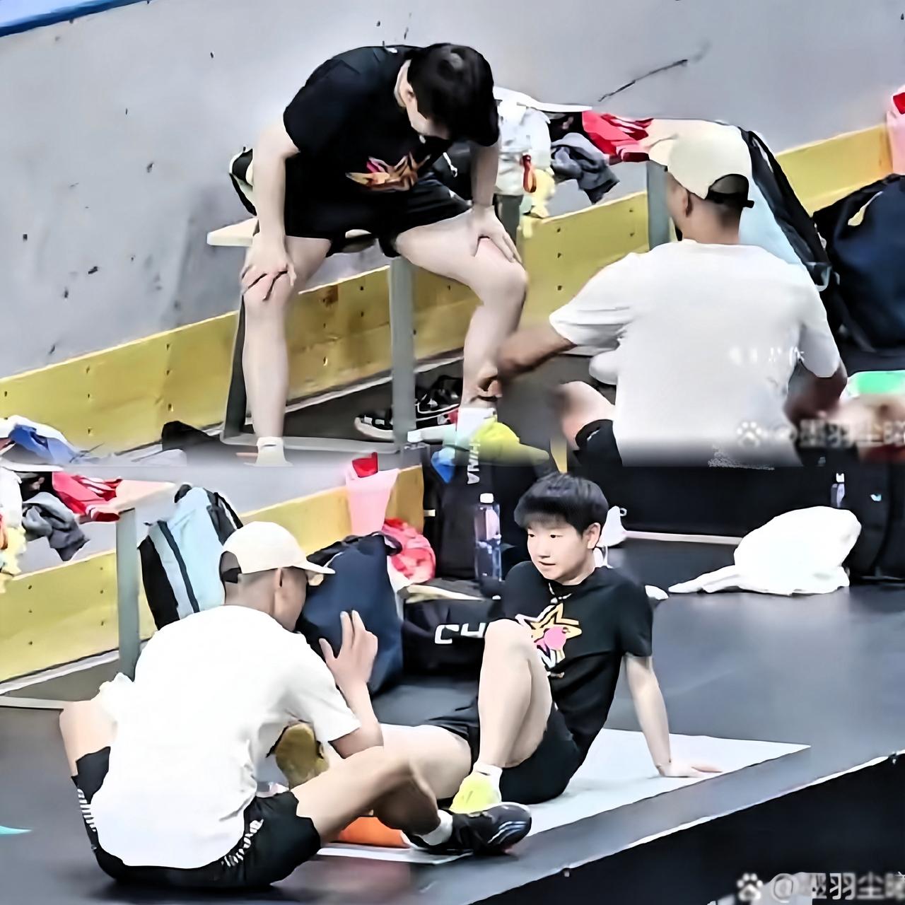 理疗师给莎莎检查脚，真的太细心了！一直坐那儿轻轻帮她按摩，仔细问哪儿不舒