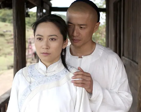  这部《爱有来生》的电影讲述的故事很简单，男人的哥哥是女人的仇家，女人的哥