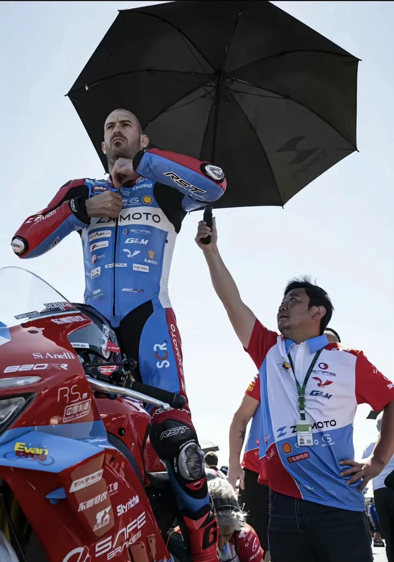 想不到骑张雪机车夺冠的车手比张雪本人还要励志。这名叫瓦伦丁.德比斯的车手，已经