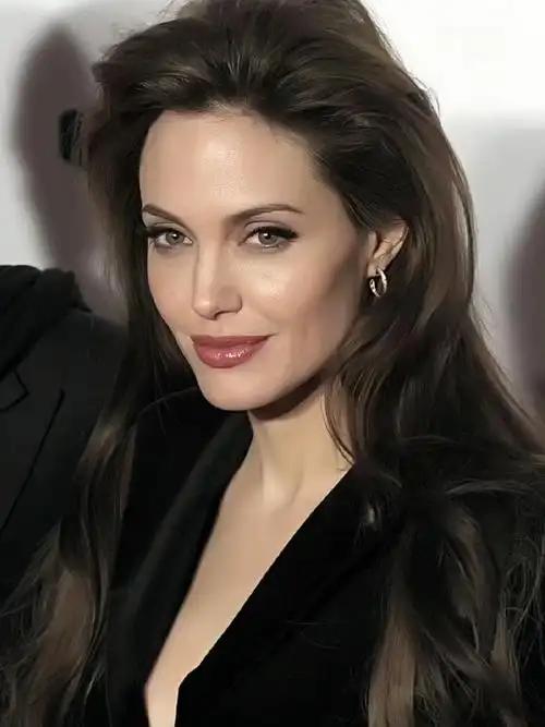 为什么说安吉丽娜朱莉是好莱坞最严厉的母亲。看完她的拍戏花絮就会明白此女敬业程