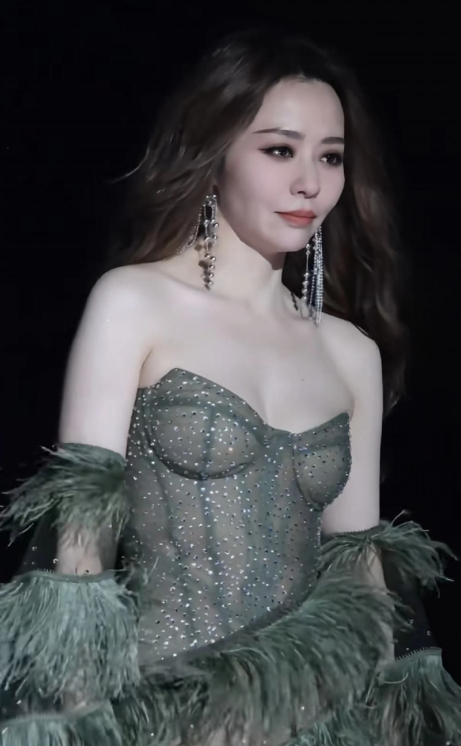 这明显是疼的都快哭了……哎……赚钱不易，明星也是一样。就怕这样摔落舞台，也会