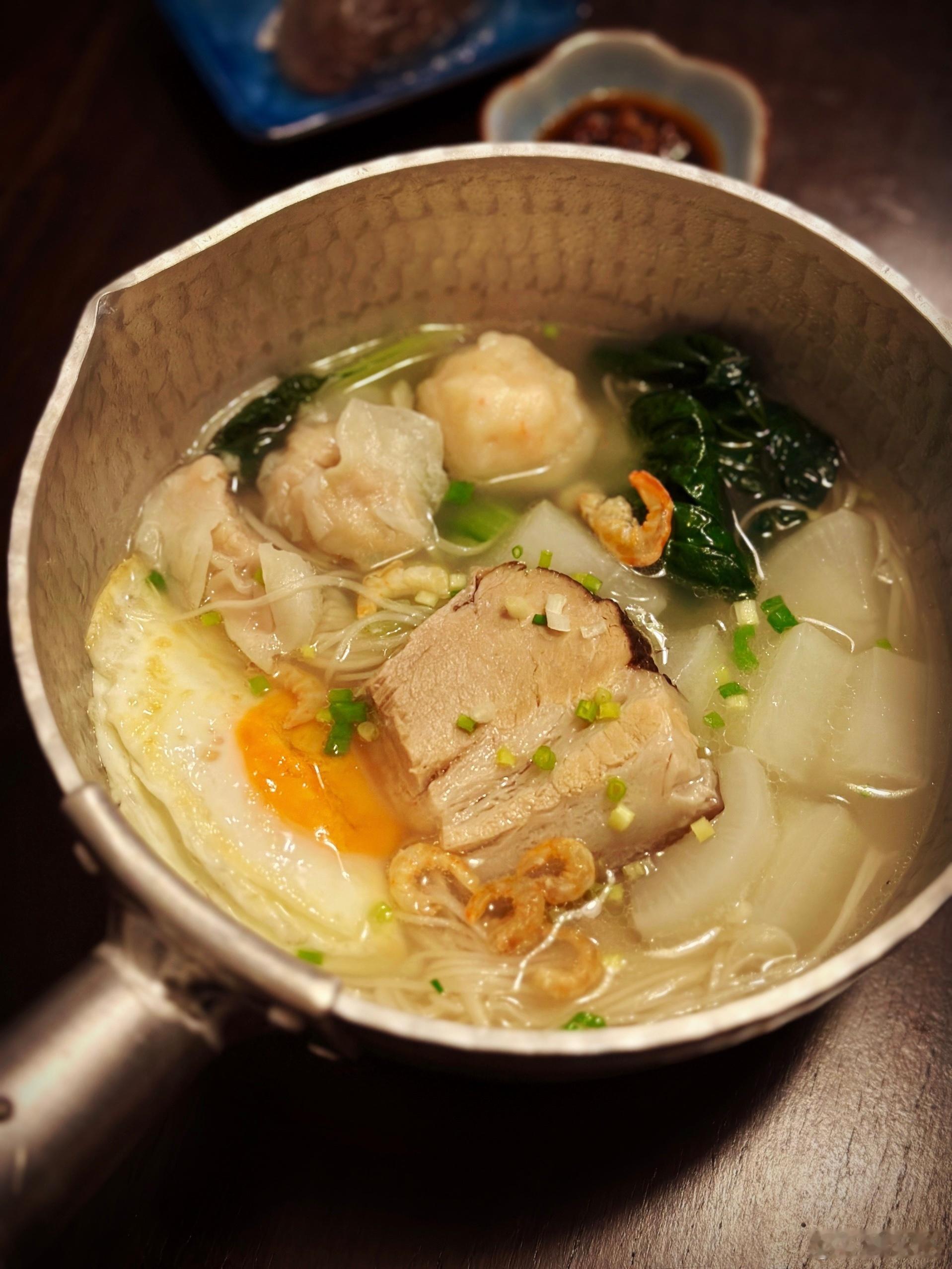 一个人吃饭就懒得两菜一汤那样做。我又是不能一餐饭就一个菜的。乃么备着的虾丸、鱼圆