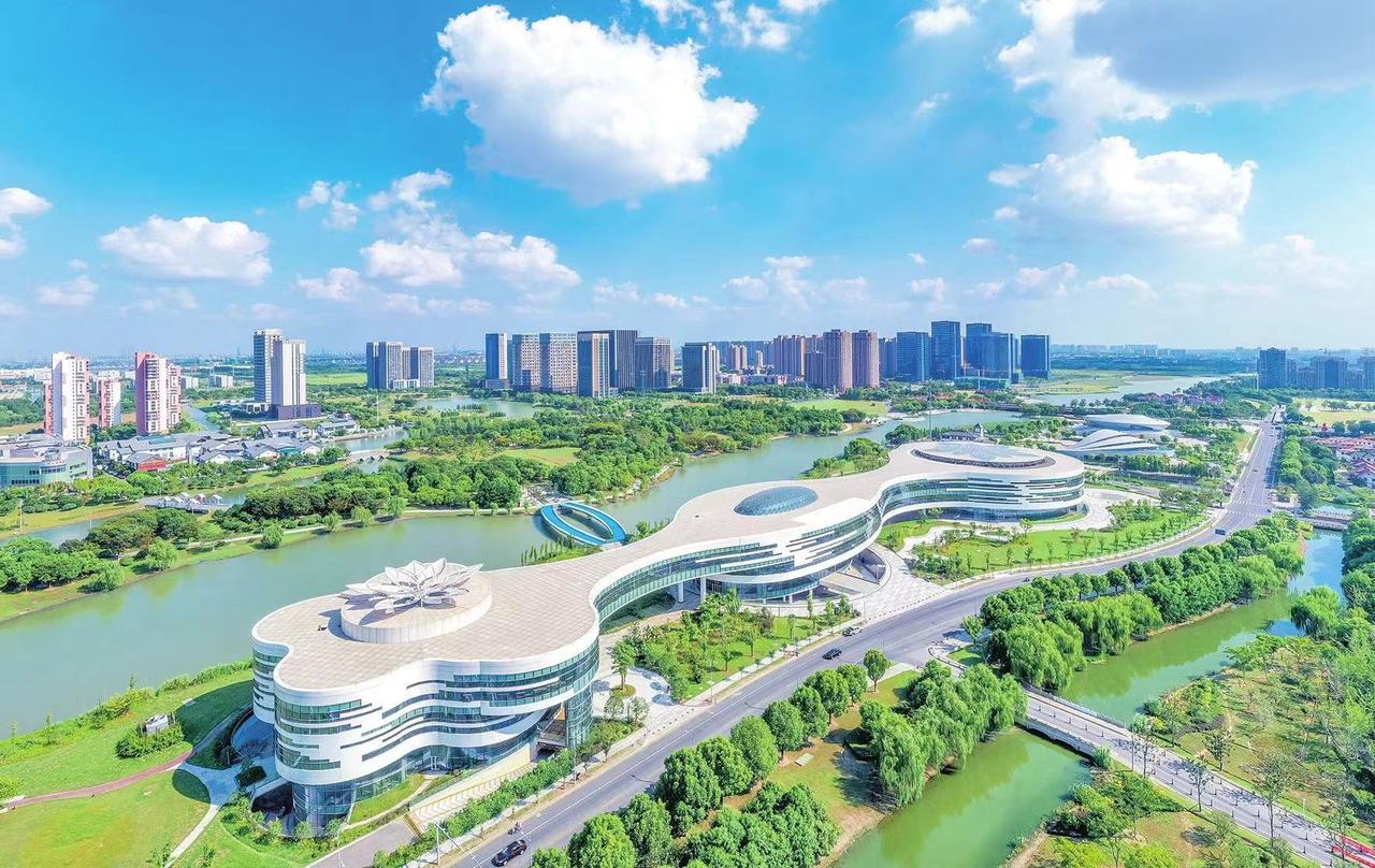 苏州需要机场！作为地级市的龙头，苏州的发展有目共睹。但是没有机场，是苏州一直