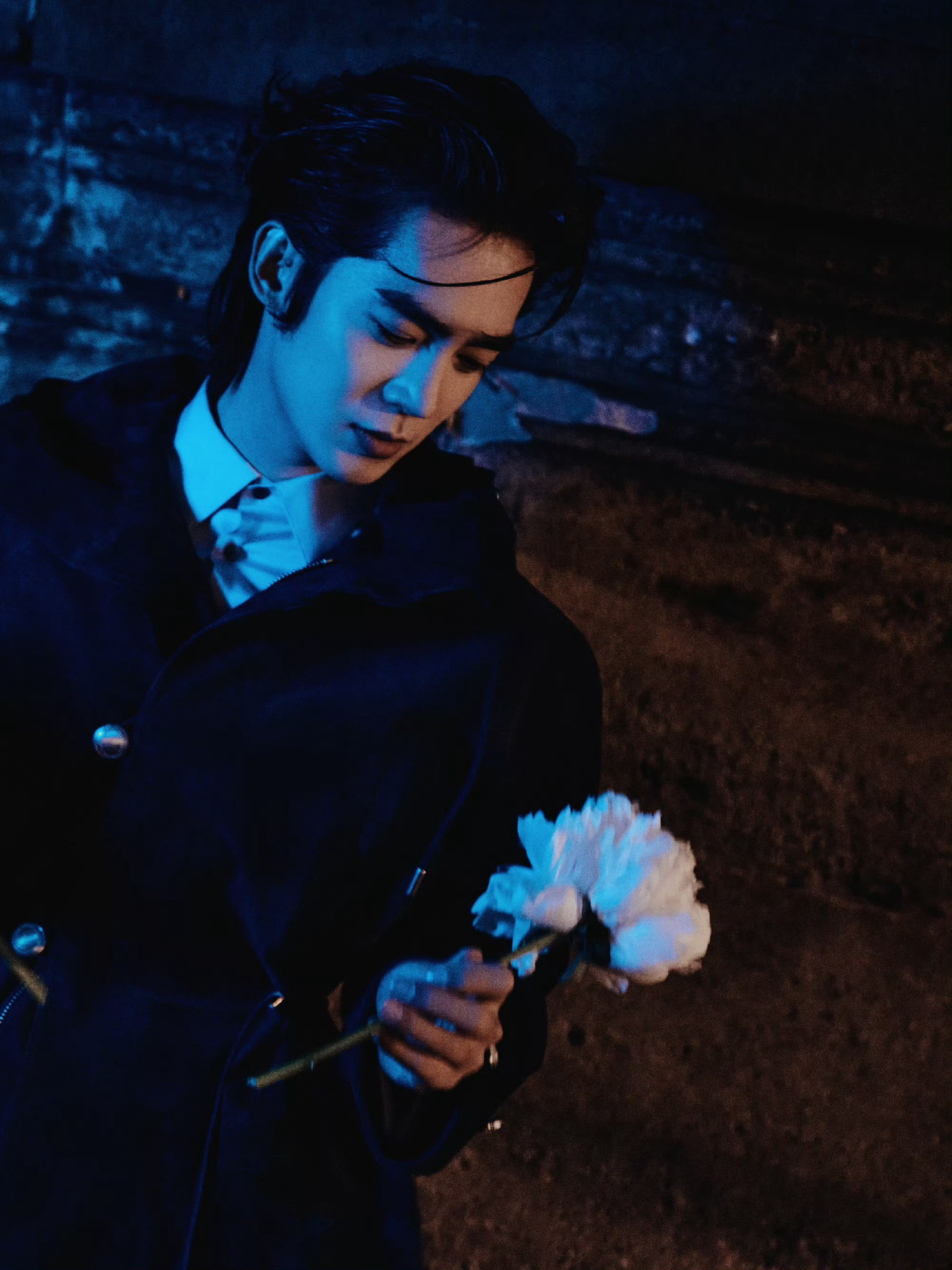 于适今晚DIOR大秀造型大片，修长的大衣、利落的背头…优雅与硬朗并存，于