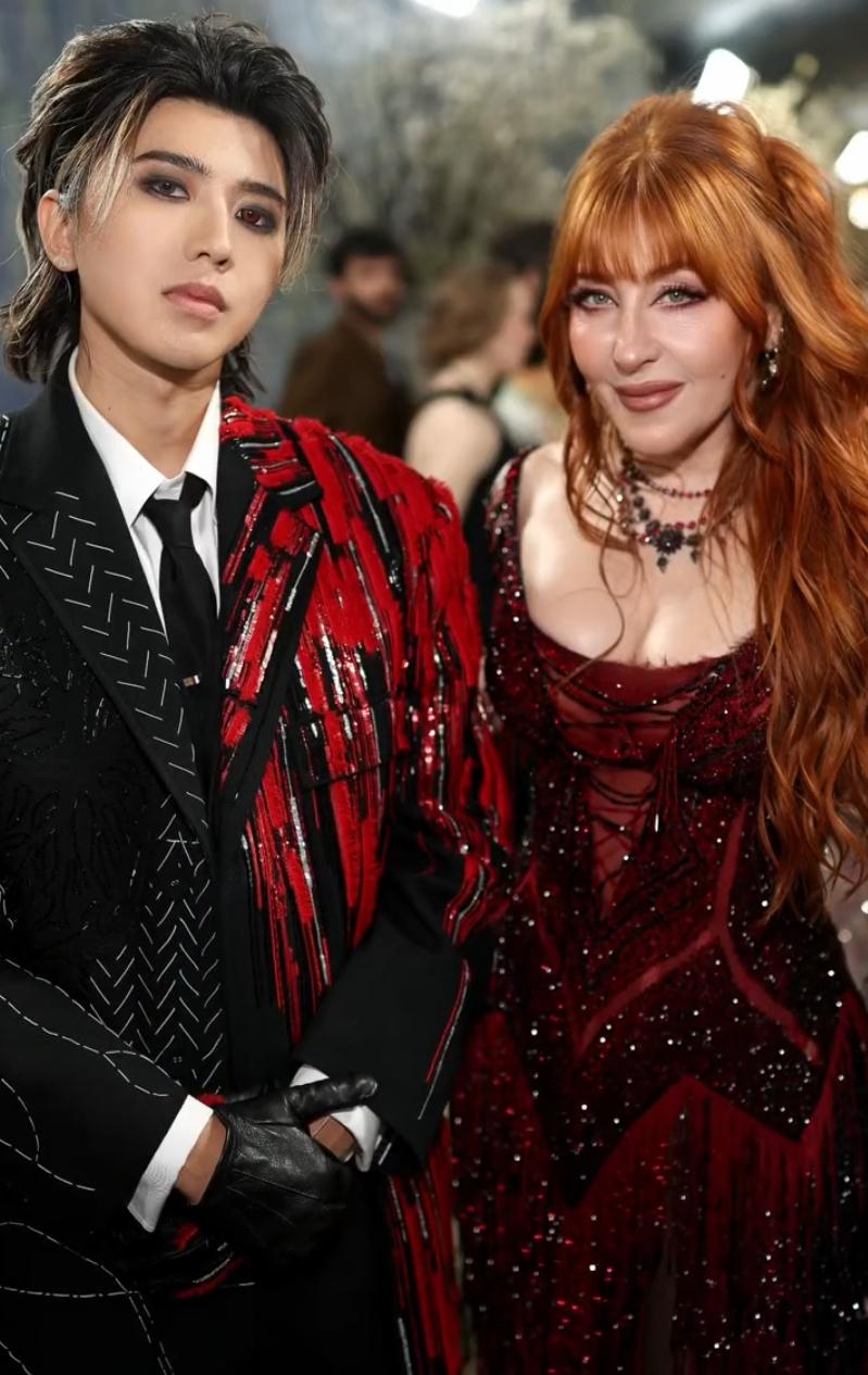 蔡徐坤很招女富婆喜欢！蔡徐坤首登MetGala，是prada女老总带去的，而且