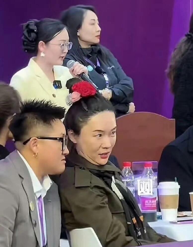 霍思燕最近亮相时发际线明显下移，发量也比以前浓密不少，不少网友猜测她可能做了植发