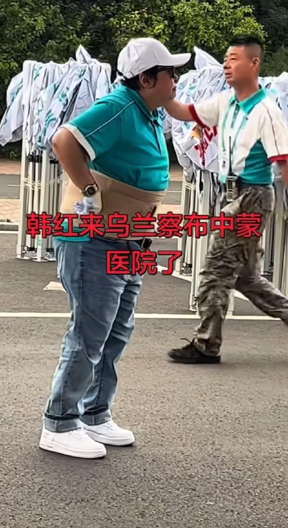 韩红腰痛还在坚持，搭遮阳棚也要亲自指挥然而网友却质疑她在表演，问哪有人把护腰