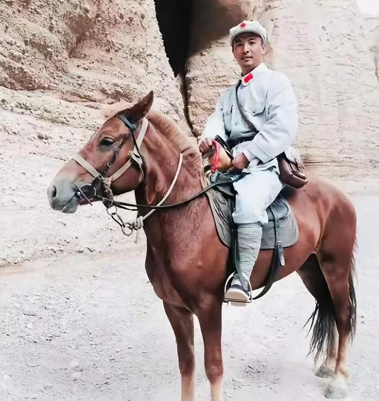 红军团长杨志青正在练兵，喂马的马夫路过训练场，看着训练的红军，忍不住就笑了出来，