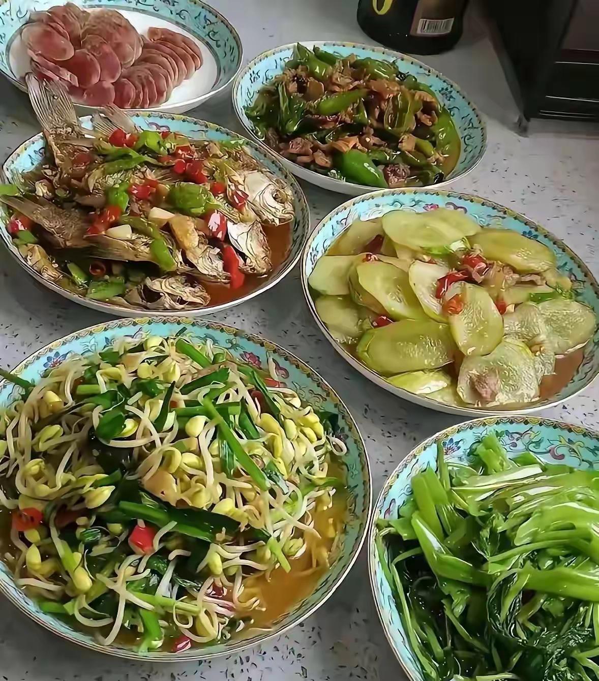 这段时间一直在严格控制饮食减肥，每顿饭都刻意少吃。老公中午下厨