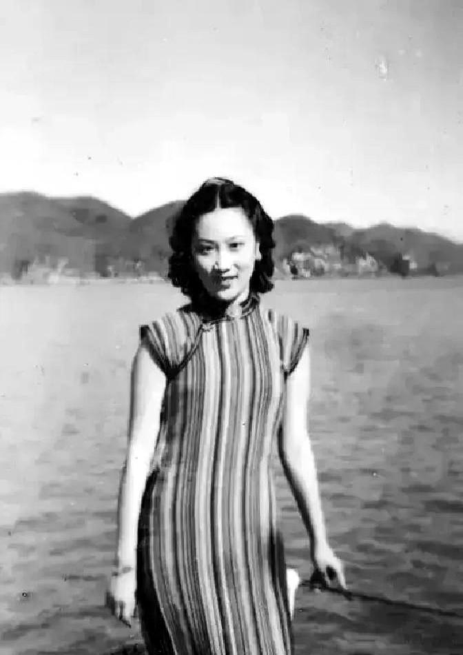 戴笠在军统内部聚餐时看中了人事处科长李修凯的妻子余淑衡，当场递出一张通行证，通知
