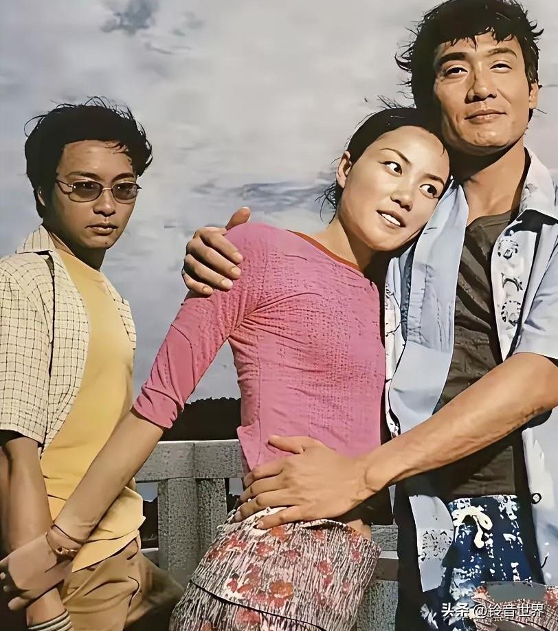 有人把这个画面解读歪了。其实，王菲是个善良的人，三个人，她可以接受好友的热情拥抱