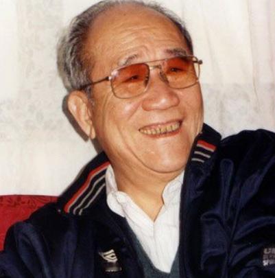 1950年，随着一夫一妻制的颁布，侯宝林召开家庭会议，看着泪流满面的三个老婆，最