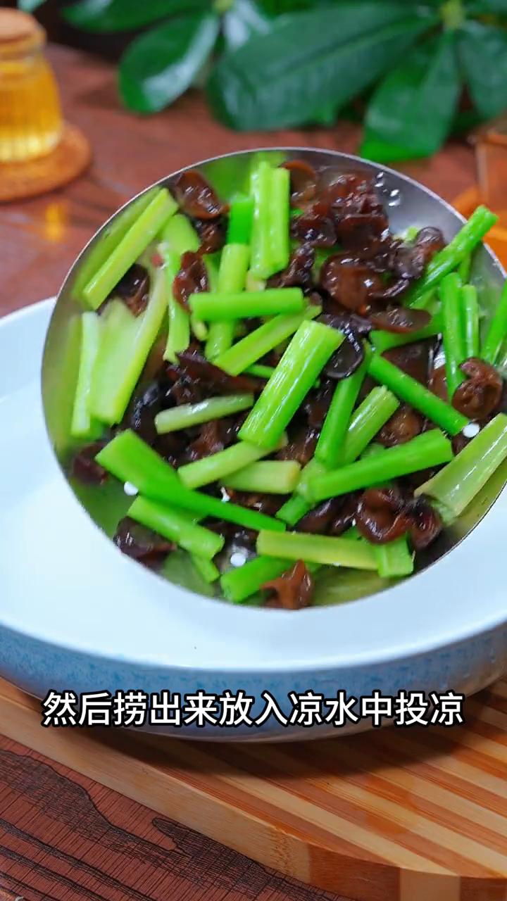 芹菜拌木耳。很多人都不知道芹菜和木耳居然有这么大的妙用。这是村子里一位90岁的