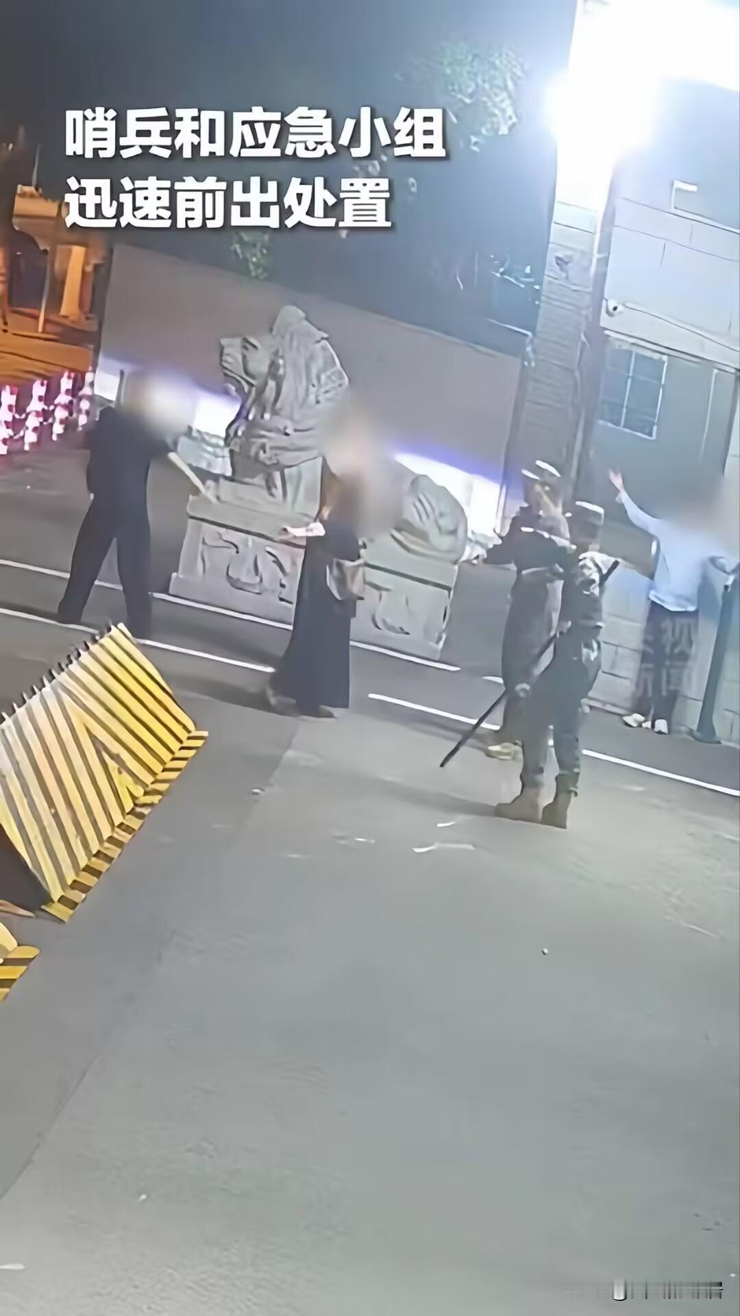 5月10日凌晨0点17分，四川成都，夜色里突然冲出来一个慌不择路的男子，直接扑向