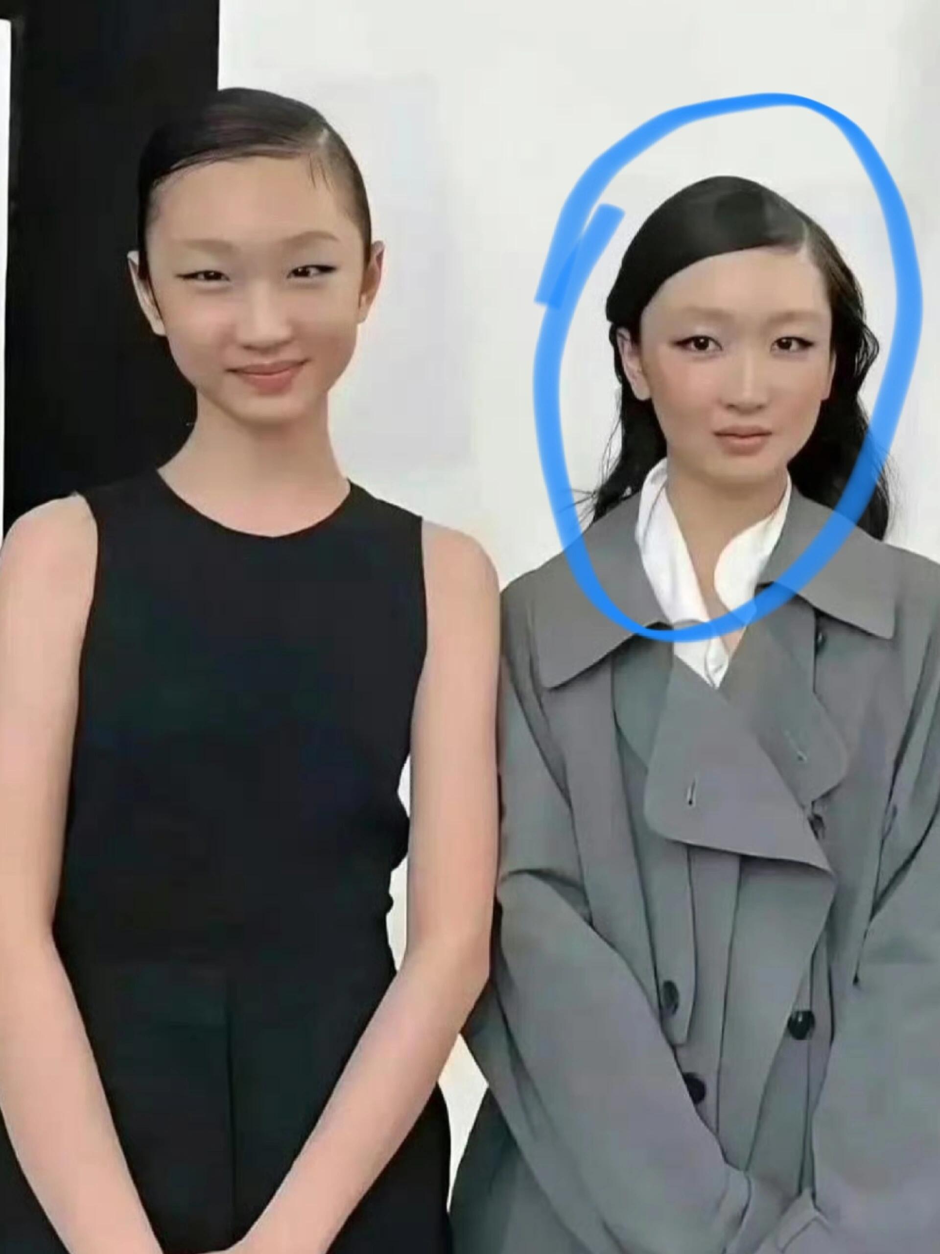 天呐！周冬雨和她的替身演员合影！一时竟然分不清，哪个是周冬雨哪个是替身