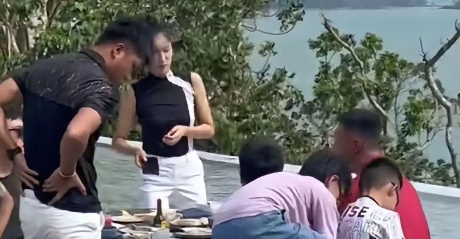 易建联带全家在国外度假，模特老婆颜值吸睛，一家人好幸福！​​​