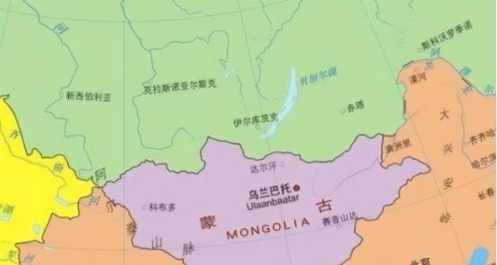 8月8日出现的一幕，比看多少张蒙古国GDP报表都值得琢磨。蒙古国总理乌其尔勒向中