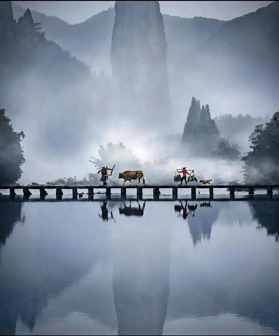 这是浙江丽水仙都的景色。仙都位于浙江丽水，以奇峰异石、山水风光著称，是著名