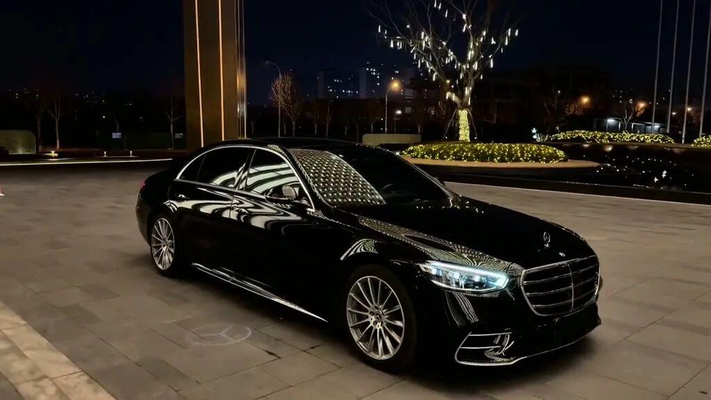奔驰S450停在夜色里，真正撑起气场的不是灯光一辆奔驰S450停在建筑入口前