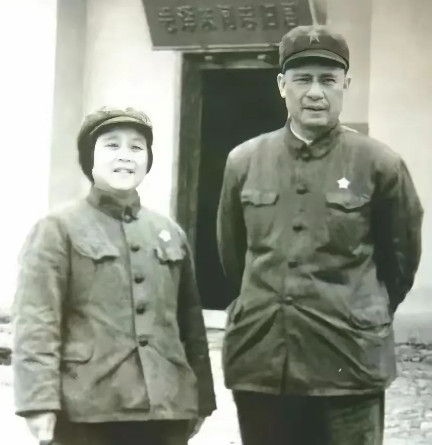 1984年夏天，老山前线炮声震天。63岁的开国少将张铚秀站在军区大院门口，看着六