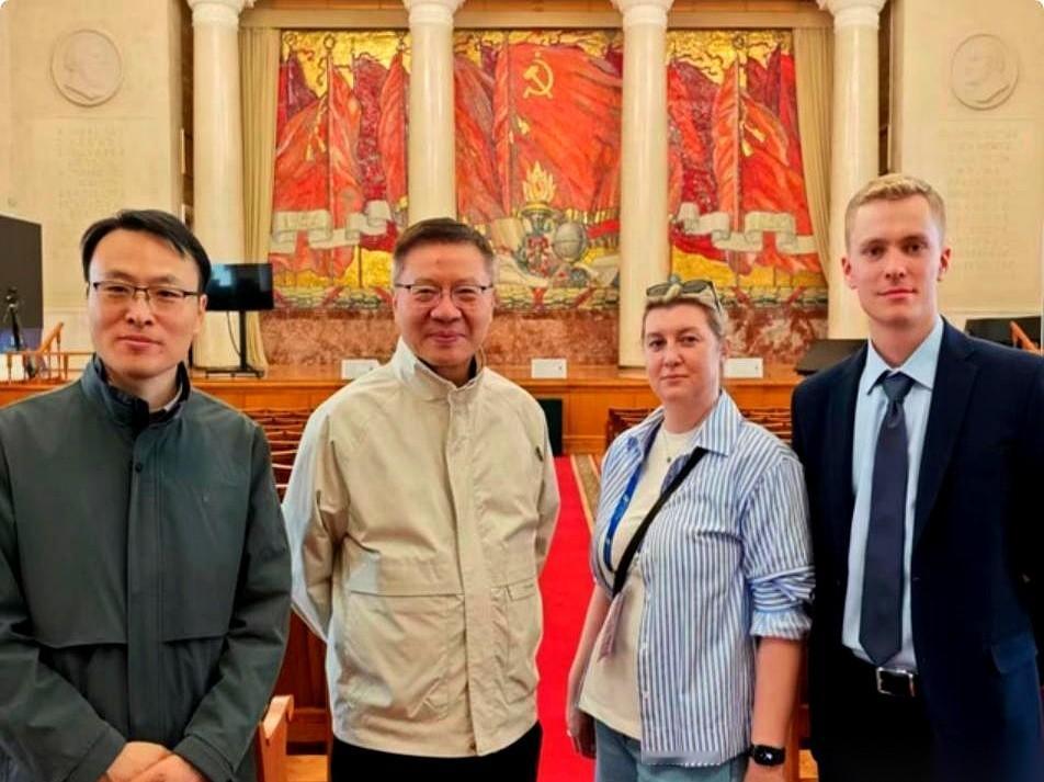 一张照片传出来。主角，张维为。地点，莫斯科大学。他没开会，也没演讲。就一个人