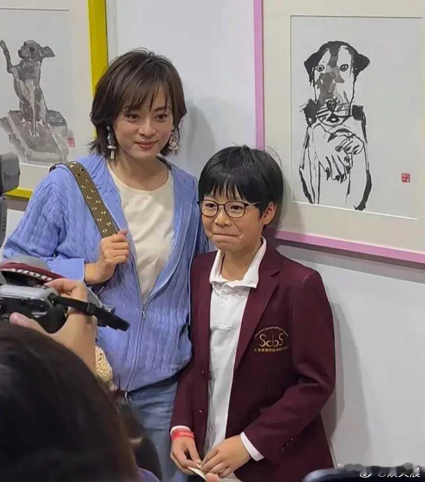 43岁孙俪现身上海看画展，圆圆的脸蛋搭配蓬松发型，时尚穿搭衬得她笑容格外亮眼，状