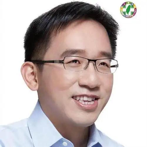 越是重要的事，有时越安静。桃园机场里，9个人没有接受欢送，没有留下合影，只是