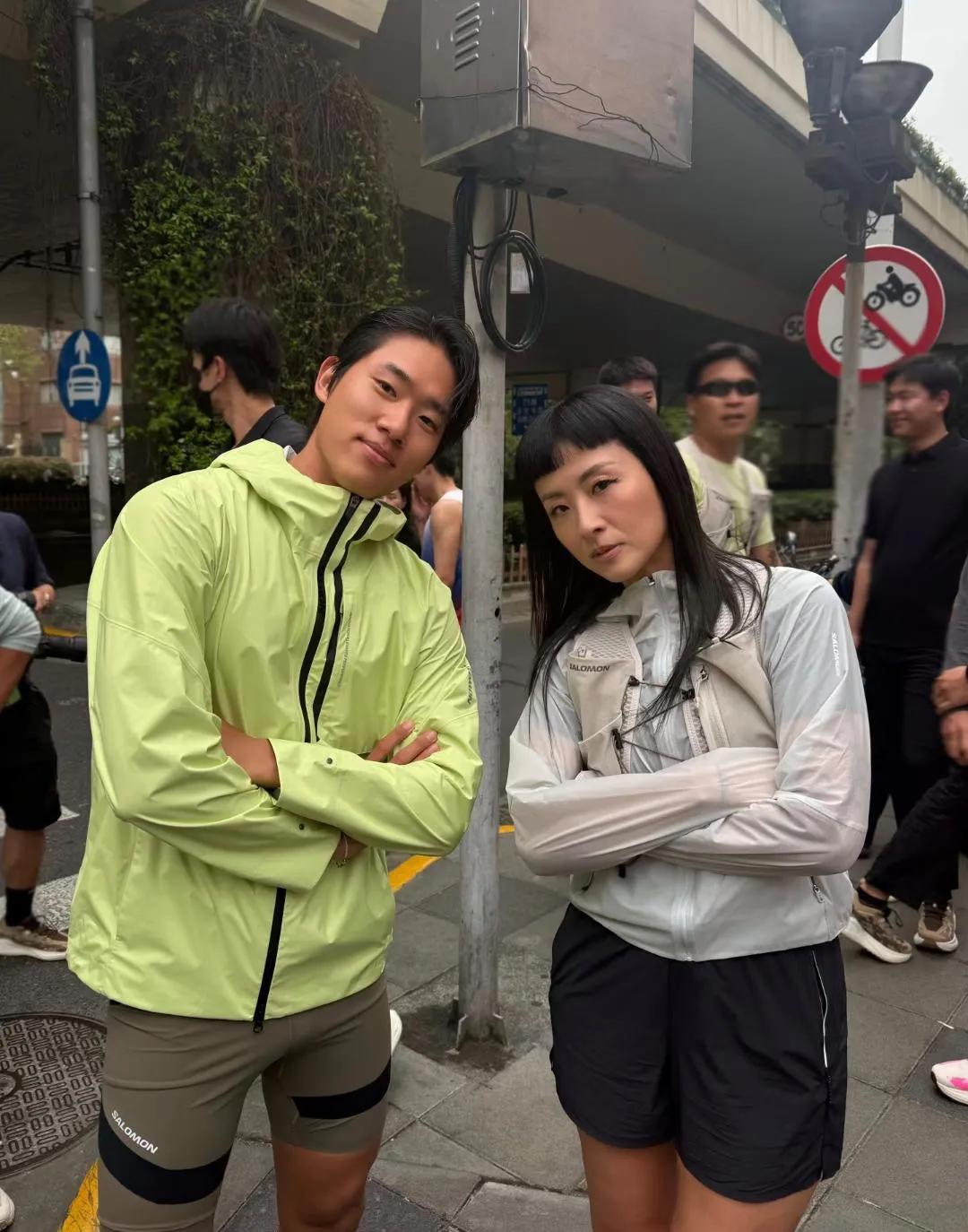 徐濠萦现身上海华山路参加田径跑步活动，她一路小跑，呼吸均匀，路上还和粉丝招手，状