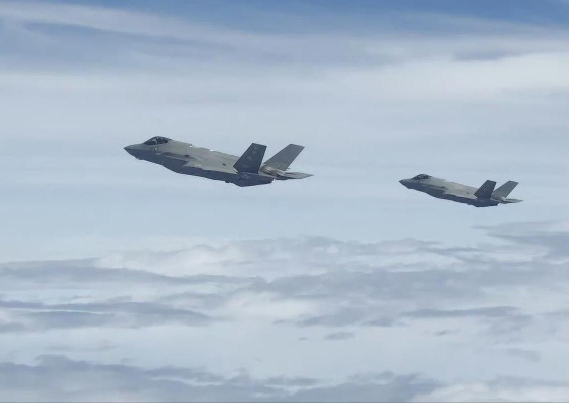 “西太平洋激烈对峙！中俄战略轰炸机遭美军F-35A骚扰，歼-16和苏-35护航！