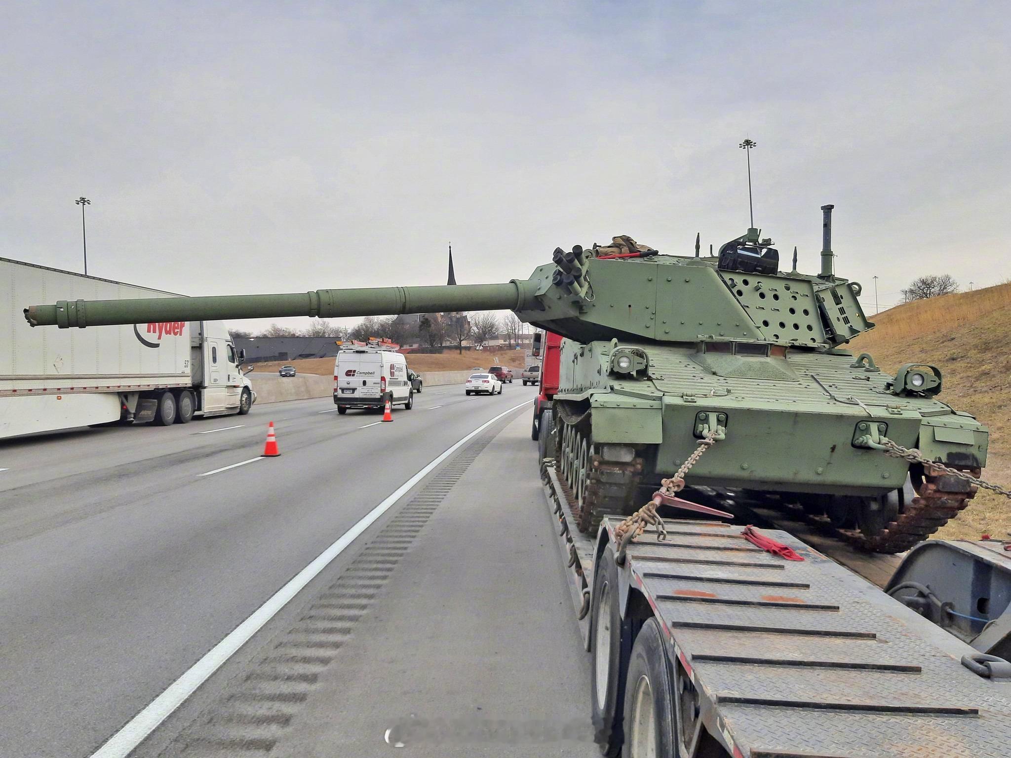 烽火问鼎计划昨天，一辆M8AGS原型车从底特律兵工厂运往本宁堡。运送原型车的