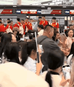 全懵了！中国男篮全体石化！中国男篮的全体球员在旁边懵懵得看着，一大堆人就这么哗