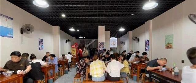 “两碗面你要我2000块钱”一女顾客用餐后付款时见商家坐地起价，拨打12315投