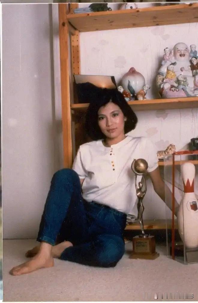 🎆永远的翁美玲👇老照片里的阿翁，在自己的小天地里，赤脚倚靠、随性坐着，