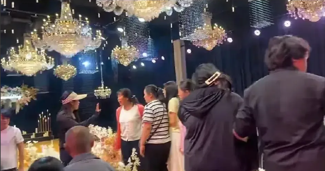 近日，河北邢台一新娘在婚礼上丢人丢大了。你们评评，是不是活该。只见大喜之日，一群