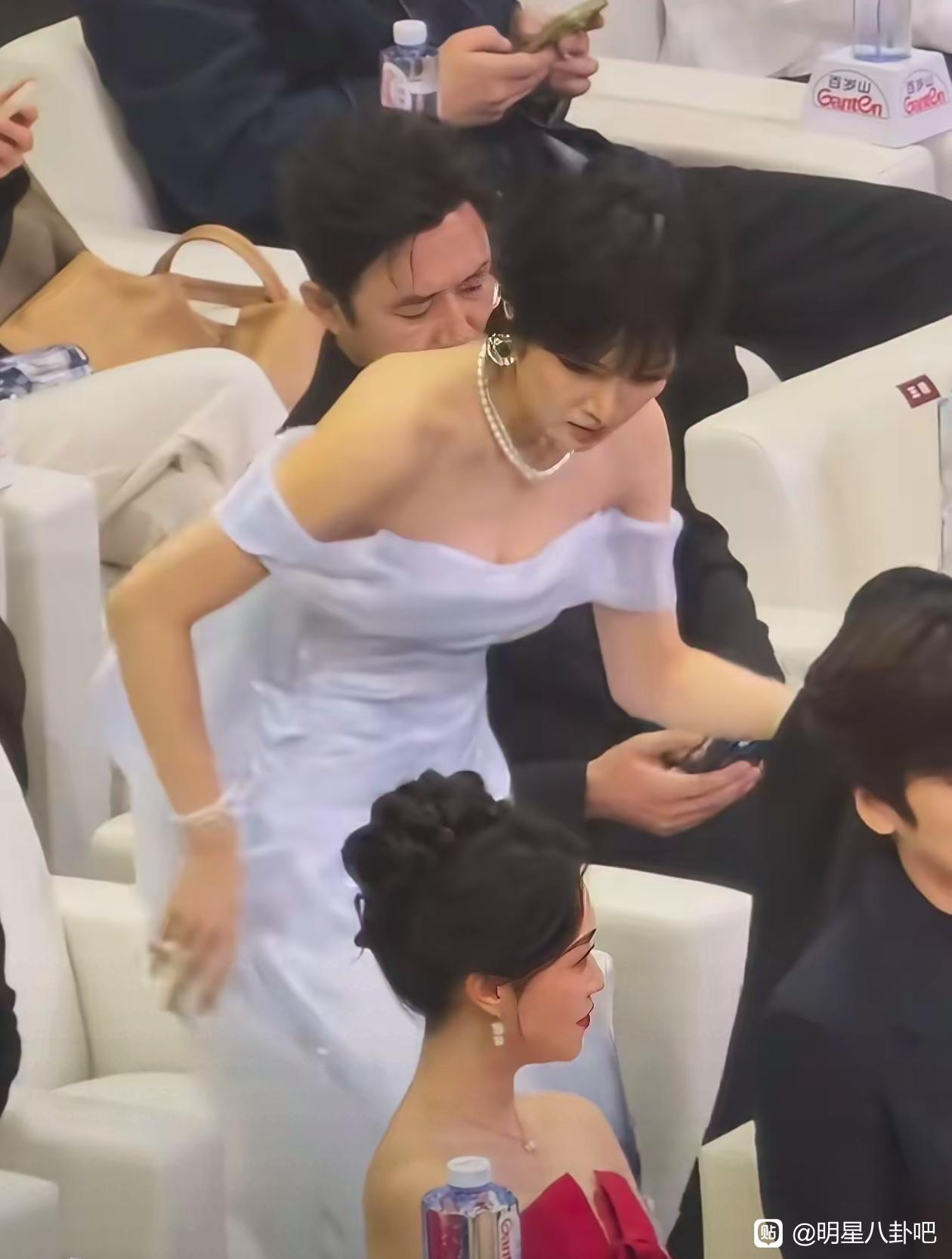 姚安娜这大高个，算靓妹么？活动中她神态坚定，真的一点媚态没有，她的礼服领口是我目