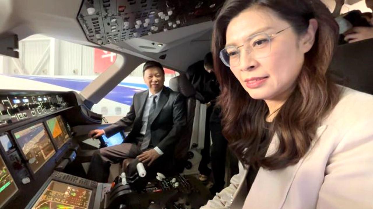 记者：想不想搭乘实体飞机？郑丽文：我们应该会搭到吧，当然好啊！4月9日郑丽文