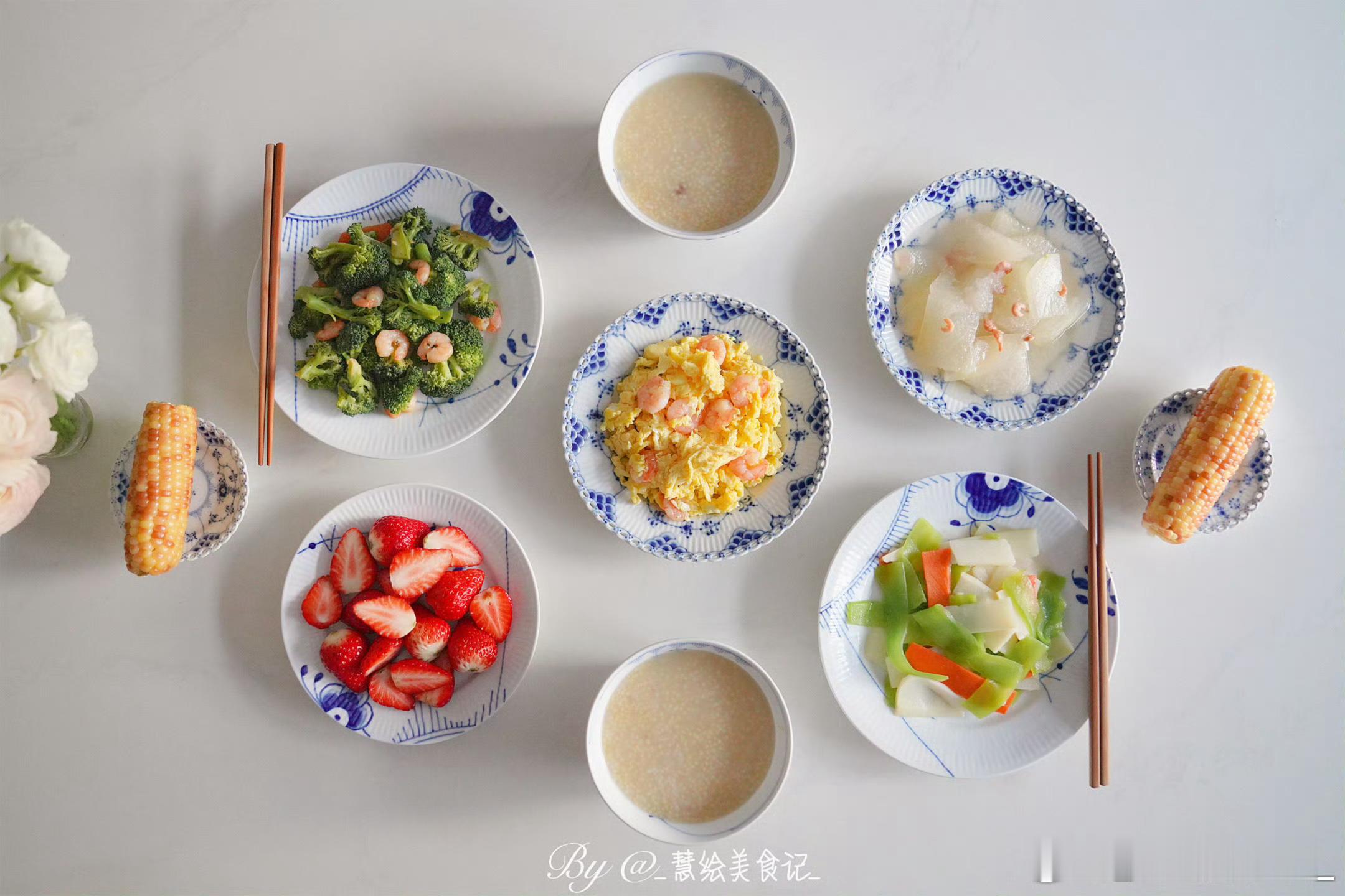 新月早安早饭滑蛋虾仁、海米冬瓜、西蓝花炒虾仁、凉拌笋片、杂粮粥、糯玉米、草莓~1