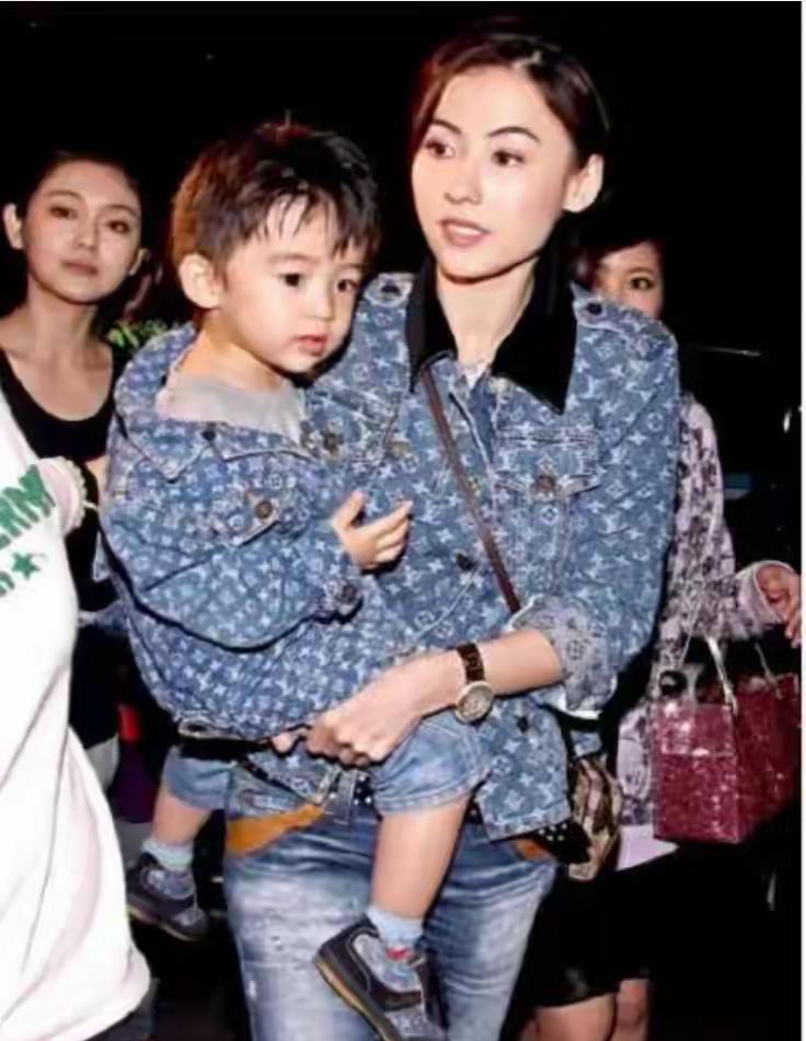 当初张柏芝抱着Lucas的这张好火啊尤其是她们身上穿着的这一套亲子装那个时候