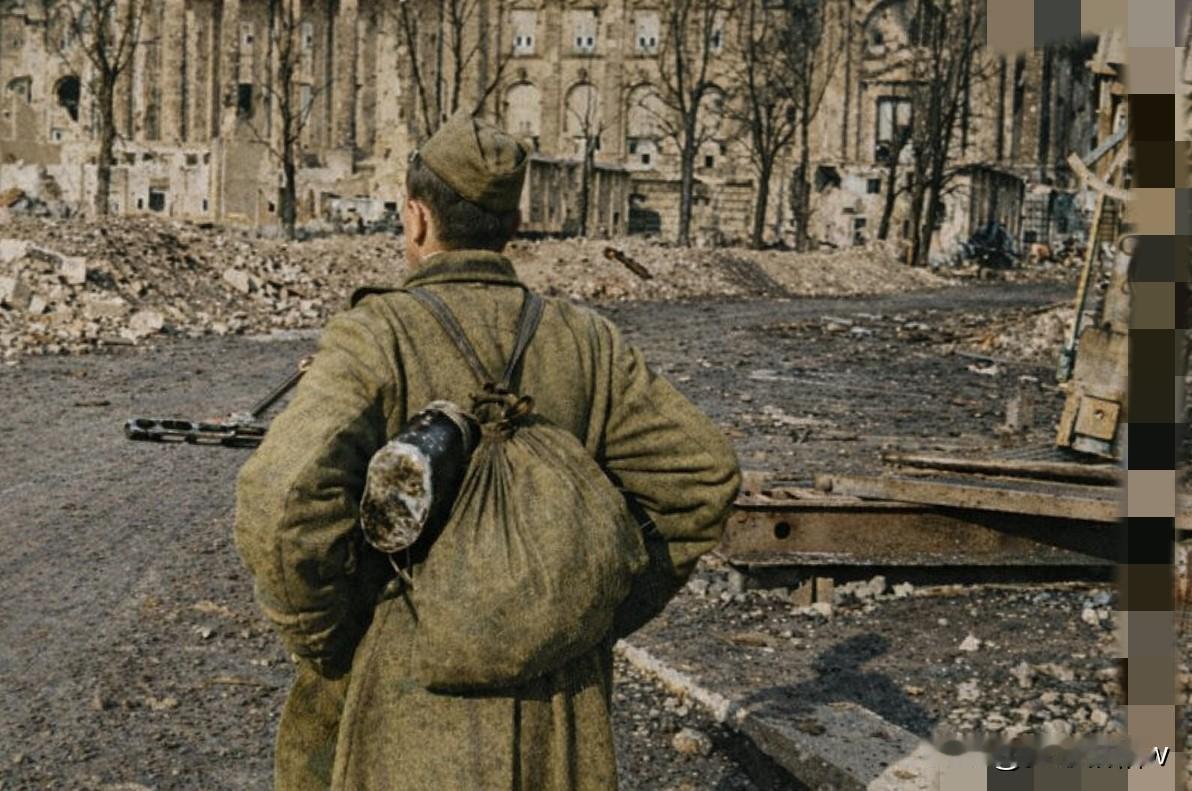 大家对第二次世界大战苏联士兵背后那个背囊可能并不陌生，而且会对那里面装着什么东西