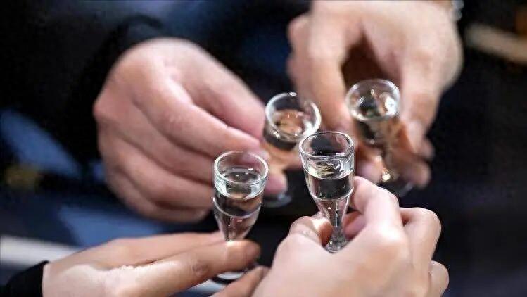 医生发现：男性若长期不喝酒，用不了6个月，身体或出现5大改变李先生是一位典型