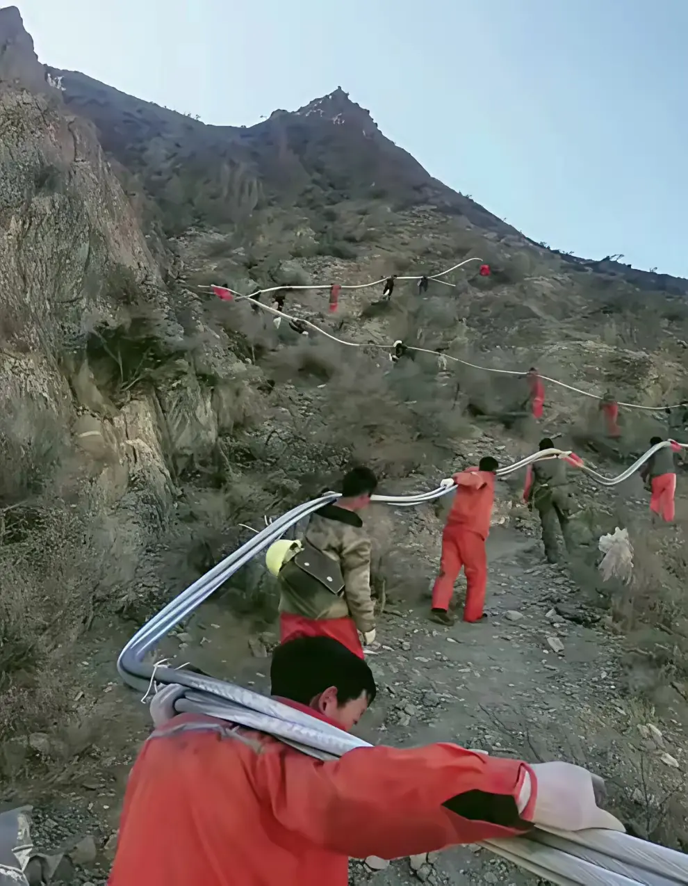 2000米电缆就是这样抬上山的，百人抬两公里电缆上山，致敬劳动者。