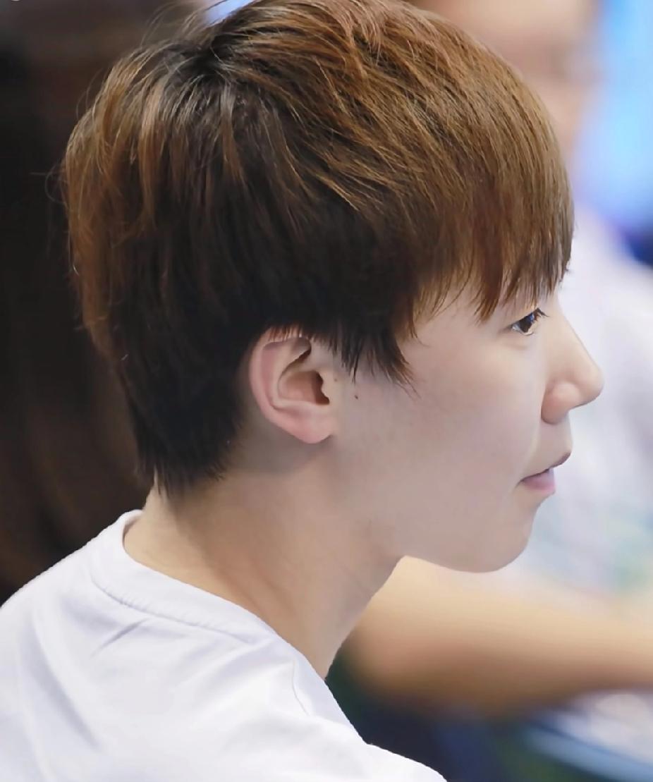 ✨仙图预警！✨王曼昱这组侧颜图也太绝了吧！又白又嫩的皮肤状态，简直像剥了壳