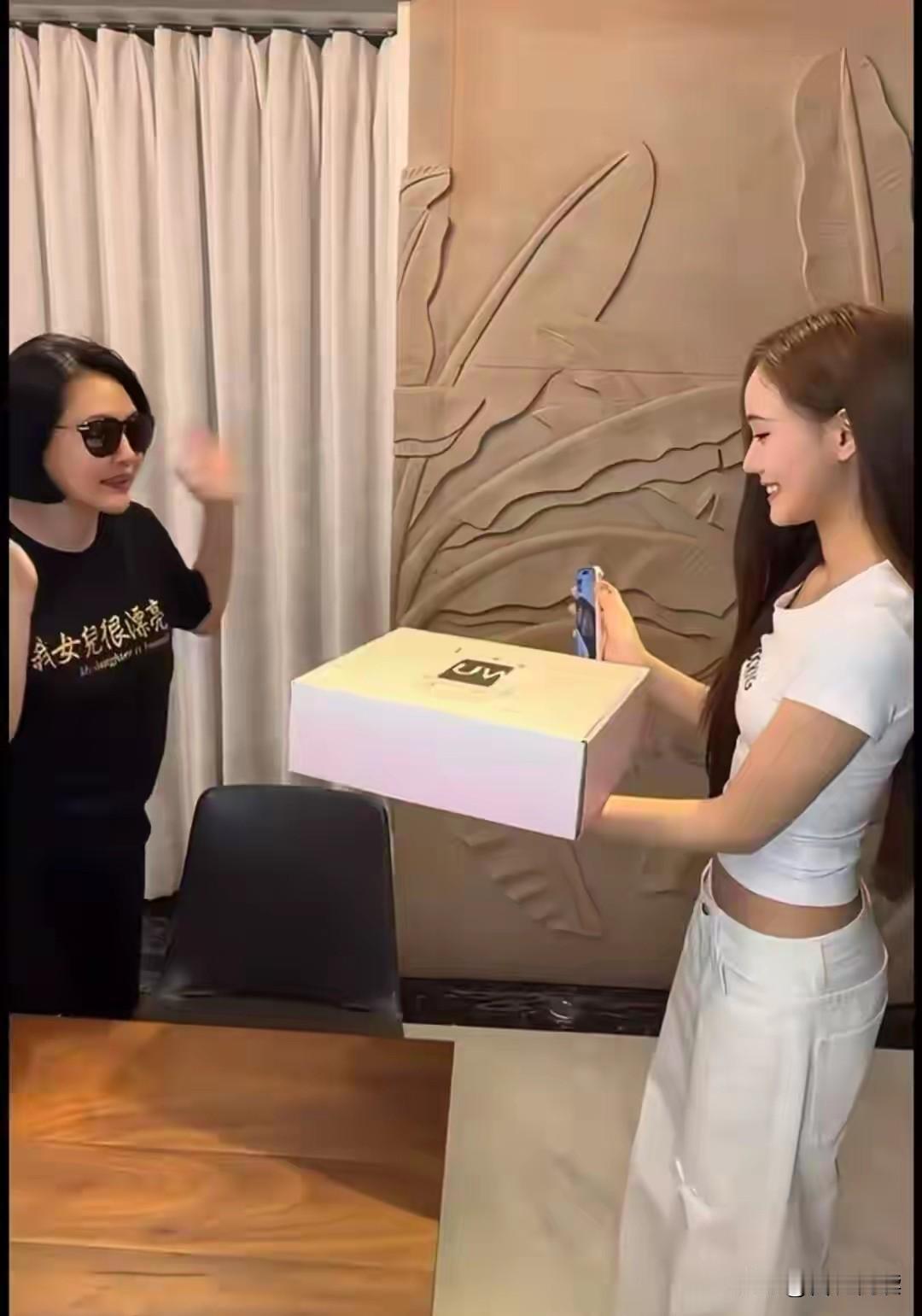 还以为小S的两个女儿设计出来的服装会找小S的闺蜜团试穿这样可以扩大知名度
