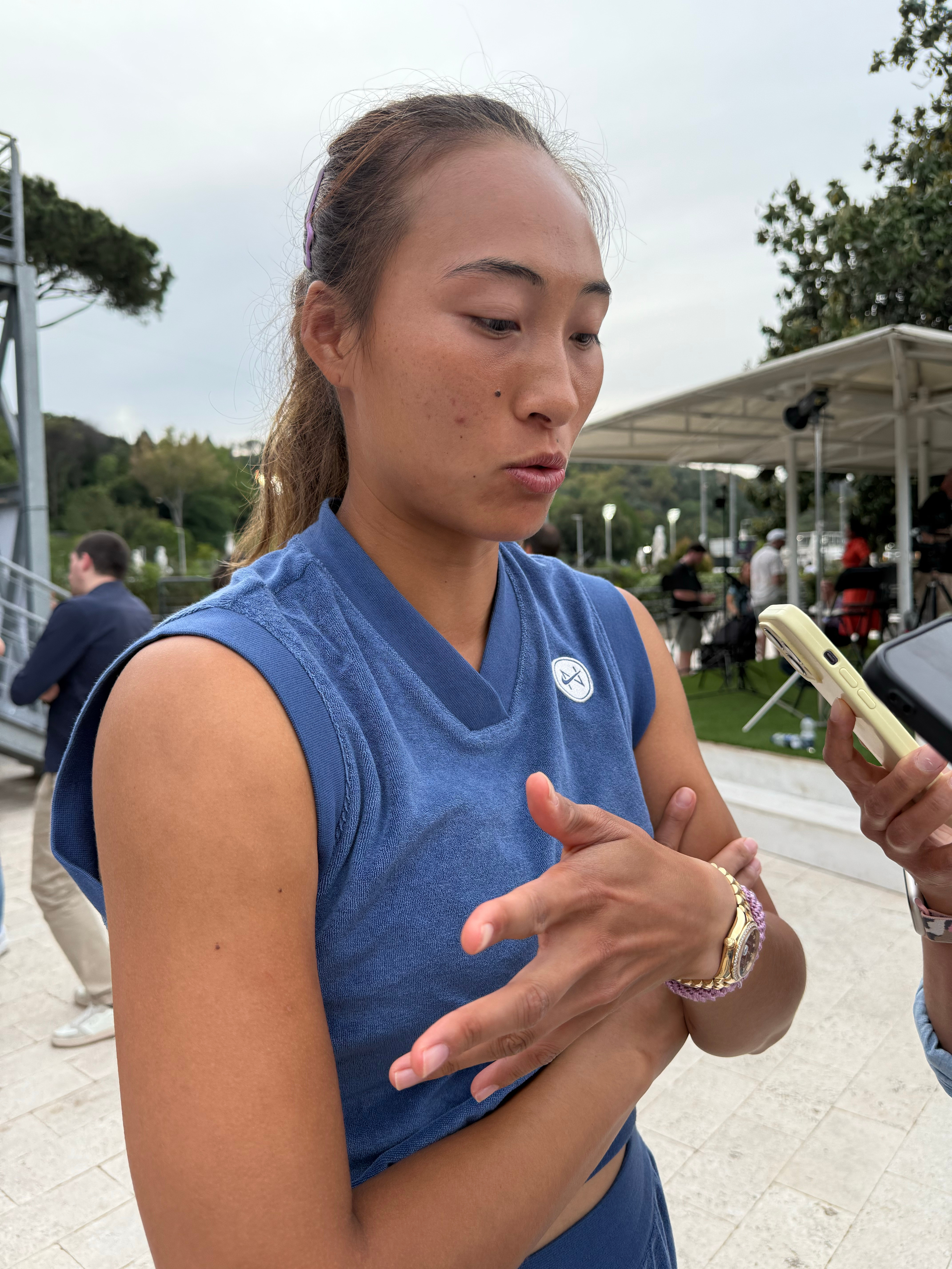 郑钦文：“自身接发球环节拖了后腿，对手抢接发压力比较大，但发球整体还算满意。”郑