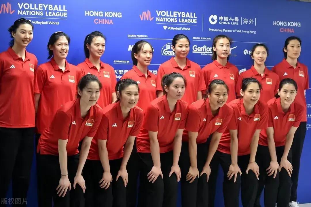 难得一见的中国女排大合照：后排有朱婷、吴梦洁、王媛媛、郑益昕、张常宁、李盈莹、袁
