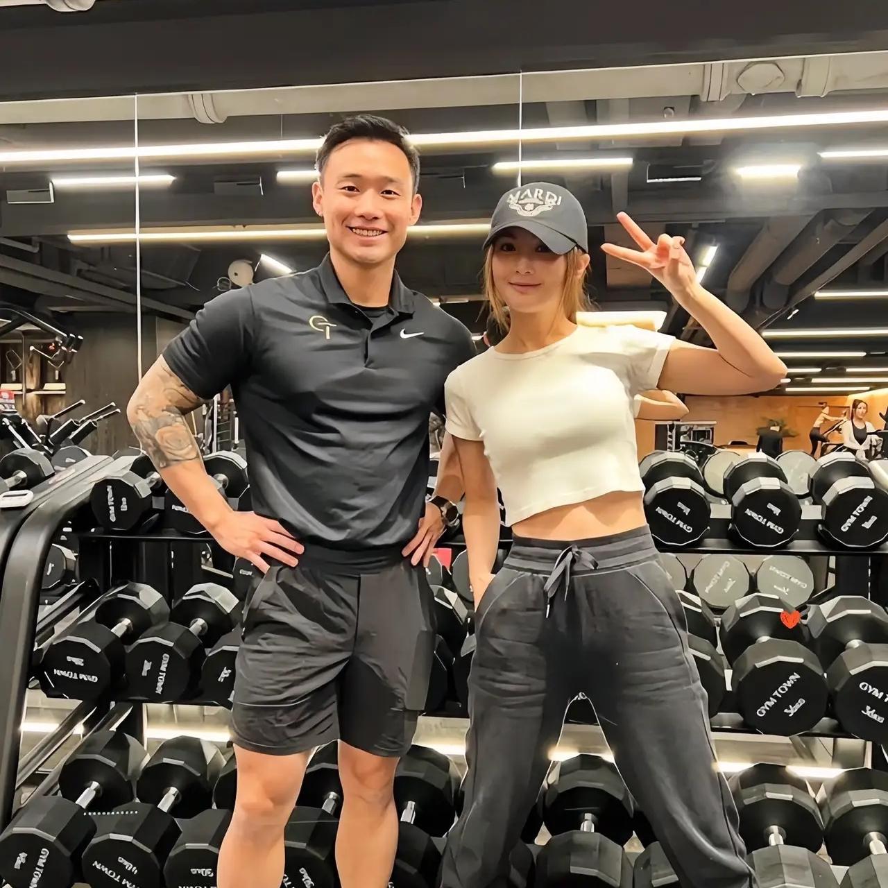 说起来这事儿真的挺搞笑的阿Sa和林俊贤结婚网友们第一个@的不是这对新人，而是