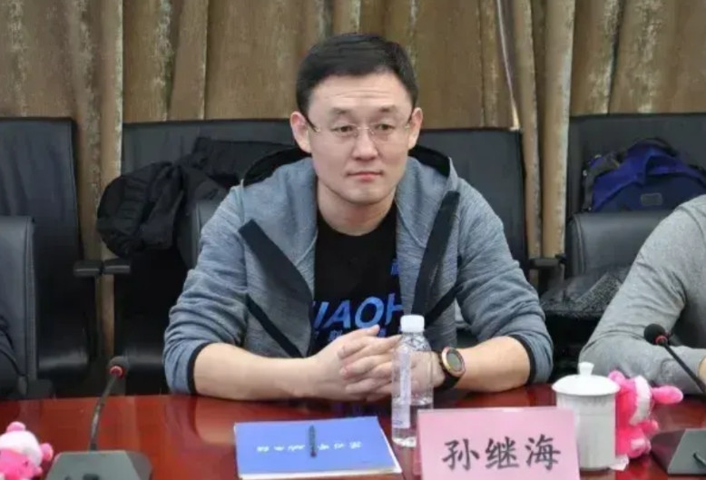 嗨球球员风波还没停。这个小球员的妈妈一直在网上说孩子是自己的孩子，想要孩子的自由