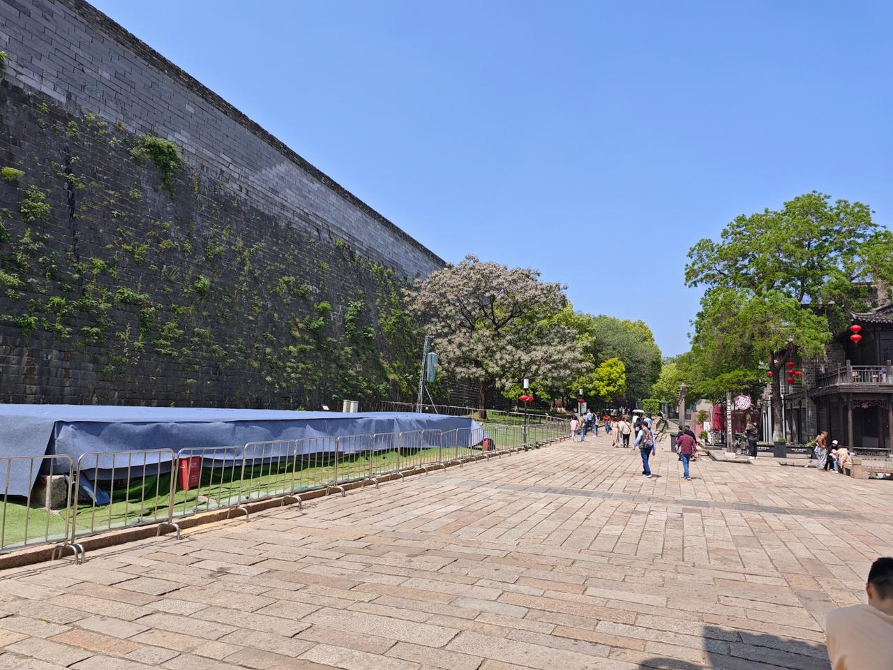 这份工作待遇怎么样？1、月薪：8000元2、每月休息：4天3、缴纳五险一金