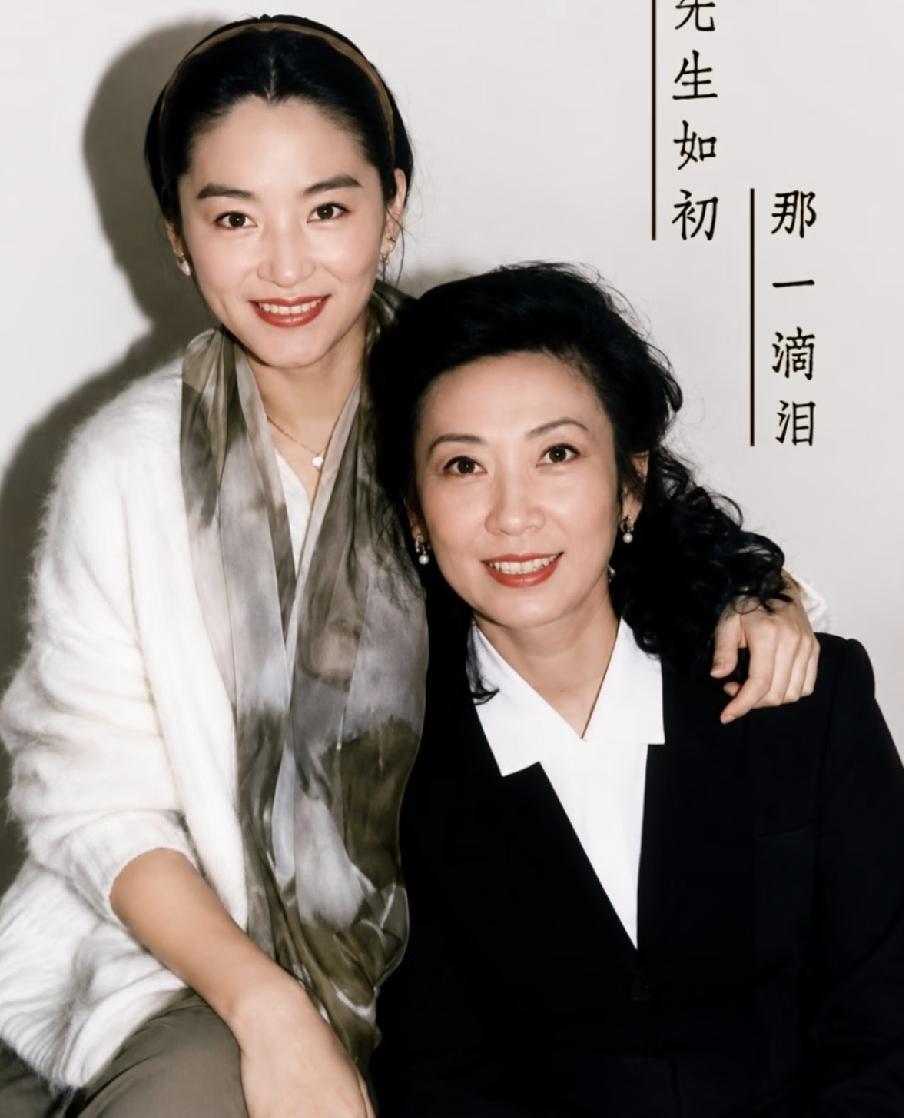 林青霞眉宇间的英气，和施南生身上的飒爽范儿，如同出一辙。两位都是由内而外散发着